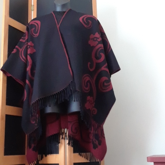 Reversible Printed Poncho w/fringes - Picture 9 of 16